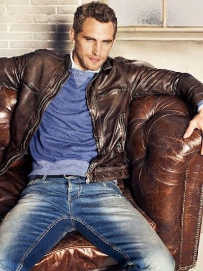 The dark brown leather jacket goes best with light wash denim jeans and a layer of blue sweater #mensleatherjacket #angeljackets #casualstyle Men Moda, Look Jean, Leather Jacket Outfits, Mode Casual, Sharp Dressed Man, Brown Leather Jacket, Leather Jacket Men, Men Looks, Beards