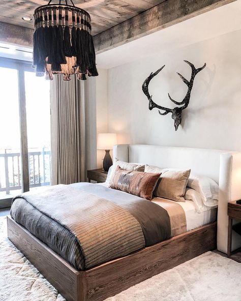 Western House Modern, Western Guest Bedroom Ideas, Mountain Cabin Decor Lodge Style Bedrooms, Mountain Western Decor, Mountain House Master Bed, Rustic Chic Interior Design, Bedroom Ideas Rustic Modern, Western Modern Bedroom, Country Master Bedrooms Decor