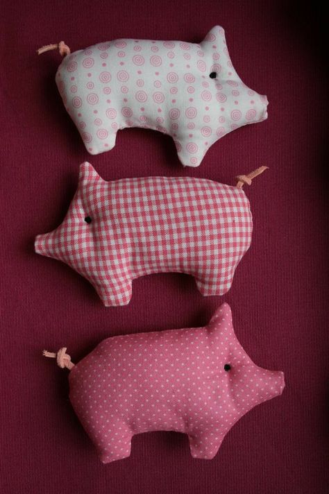 Pig Crafts, Sewing Stuffed Animals, Fabric Toys, Fabric Animals, Sewing Dolls, Sewing Toys, Diy Couture, Fabric Projects, Felt Animals