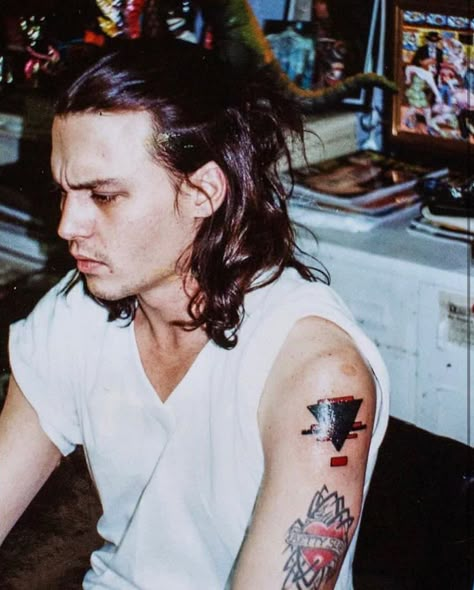 27 Interesting Celebrity Images from Back in the Day Johnny Depp Tattoos, Man With Long Hair, John Depp, جوني ديب, Johnny Depp Fans, Johnny Depp Movies, Young Johnny Depp, David And Victoria Beckham, Johnny D