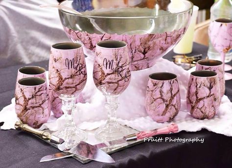 Pink camo punch bowl set... Wedding Rings Country, Pink Camo Wedding, Camo Life, Camo Wedding Dresses, Country Pink, Camouflage Wedding, Muddy Girl, Camo Wedding, Mossy Oak Camo