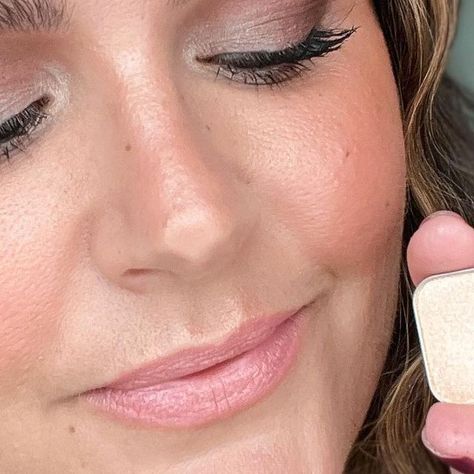 Courtney Hamilton | Midsize Style | Easy Makeup Over 30 on Instagram Courtney Hamilton, Makeup Over 30, Easy Eyeshadow Looks, Easy Eyeshadow, Simple Eyeshadow, Midsize Style, Easy Makeup, Eyeshadow Looks, Simple Makeup