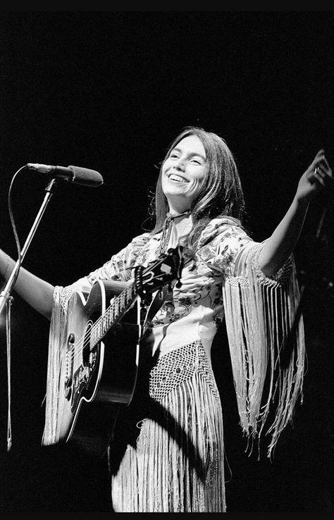 emmylou harris Gram Parsons, Rock And Roll Girl, Emmylou Harris, Linda Ronstadt, Boho Cowgirl, 70s Music, Female Musicians, Women In Music, Country Music Singers