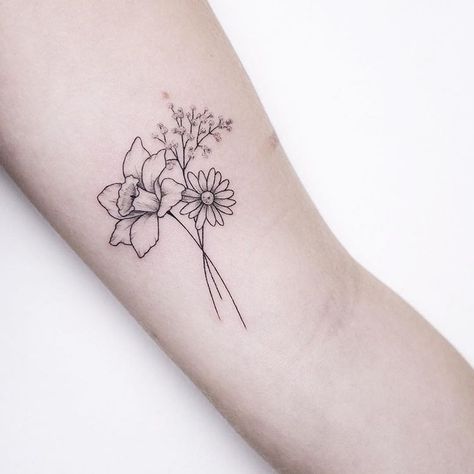 Daffodil Flower Tattoos, Aster Tattoo, Aster Flower Tattoos, Black Mode, Flor Tattoo, Balcony Decor Ideas, Daffodil Tattoo, Bestie Tattoo, Flower Wrist Tattoos