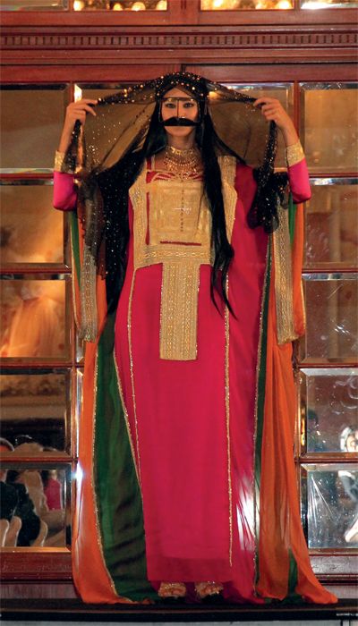 Traditional dress of the United Arab Emirates. A #jalabiya similar to those worn in much of the Arabian Gulf. #khaleej #thobe Emirati Women Traditional Dress, Traditional Emirati Dress, Arab Academia, Emarati Traditional Dress, Uae Traditional Dress, Emirati Dress, Arab Dress, Arabic Dress, Arabian Women