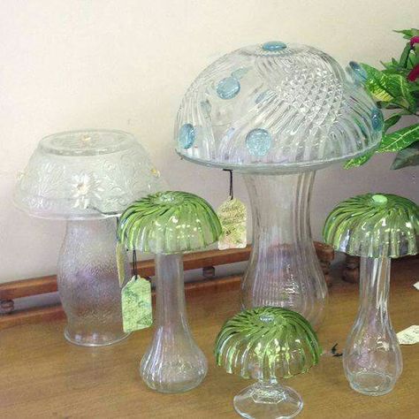 Glass mushrooms!   Love these made from old bowls and plates Glassware Garden Art, Flea Market Gardening, Glass Garden Flowers, Glass Plate Flowers, Garden Mushrooms, Garden Totems, Garden Whimsy, Glass Garden Art, Outdoor Crafts