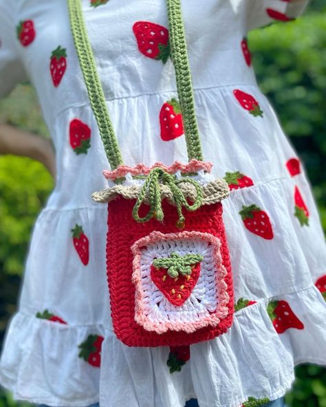 Phone Bag Crochet, I Have No Words, Crochet Strawberry, Crochet Pouch, Crochet Design Pattern, Kawaii Crochet, Fruit Jam, Strawberry Fruit, Quick Crochet