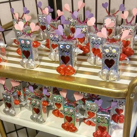 Valentine’s Day Juice Boxes, Juice Box Valentine Ideas, Valentine Juice Box Ideas, School Holiday Snacks, Valentine Snacks, Valentines Robots, Vday Party, Valentines Class Party, Kids Valentine Boxes