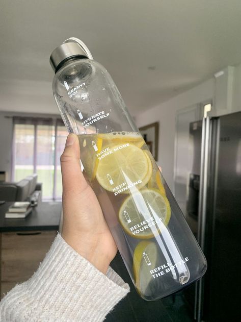 Motivation Bottle, Hot Water With Lemon, Water In Glass, Lemon Water Bottle, Water Bottle Aesthetic, Benefits Of Drinking Lemon Water, Lemon Water In The Morning, Water With Lemon, Healthy Water Drinks