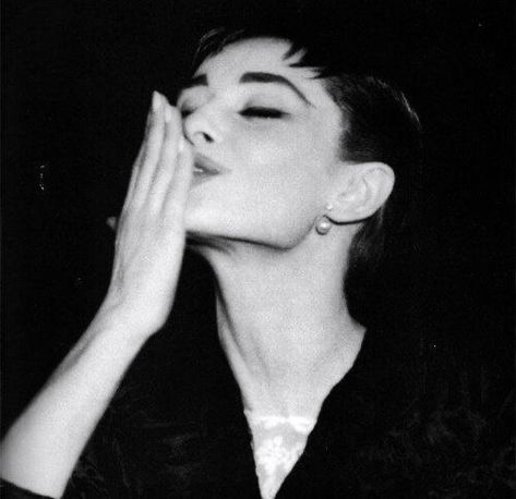 Aubrey Hepburn, Audrey Hepburn Photos, Catherine Deneuve, Bae Suzy, Old Hollywood Glamour, Jessica Alba, Iconic Women, Hollywood Glamour, Audrey Hepburn