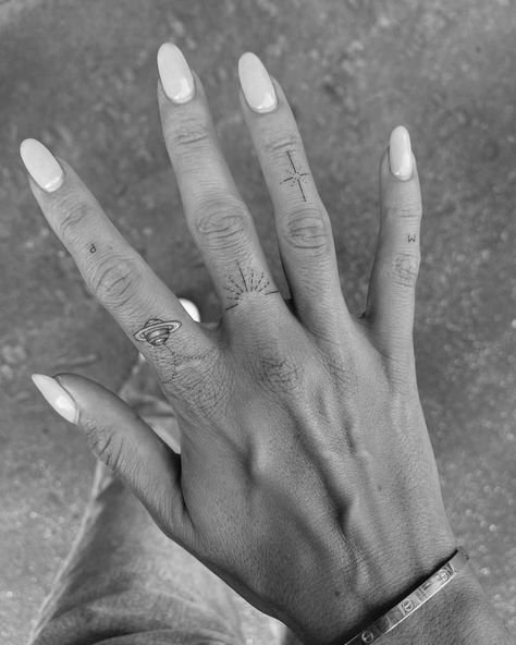 Tattoo Main, Tato Minimal, Small Finger Tattoos, Finger Tattoo For Women, Hand And Finger Tattoos, Hand Tattoos For Women, Small Hand Tattoos, Discreet Tattoos, Dainty Tattoos