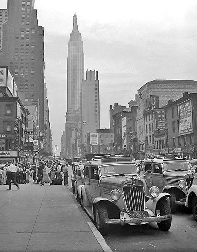 NYC 1938-2 | Checker taxi cabs on 34th Street. I found Dad's… | Flickr 1920s Aesthetic, Nyc Taxi, Nyc Vintage, Nyc Photos, Nyc History, Vintage Nyc, New York Vintage, Tall Buildings, Nyc Street