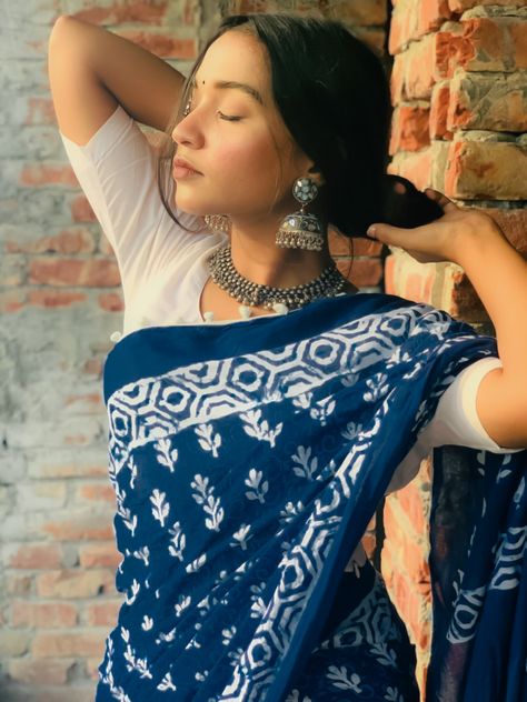 Cotton Saree Look Aesthetic, Cotton Saare Aesthetic, Cotton Saree For Farewell, Cotton Saree Photoshoot Poses, Cotton Handloom Sarees, Indigo Saree With White Blouse, Aesthetic Saree Blouse, Cotton Saree Poses, Cotton Saree Aesthetic