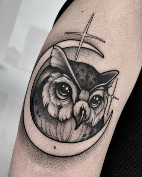 Dot Work Animal Tattoo, Black And Grey Neotraditional Tattoo, Neo Traditional Animal Tattoo, Neotraditional Tattoo Black And Grey, Blackwork Tattoo Design, Tatuaje Trash Polka, Owl Tattoo Drawings, Crow Tattoo Design, Tatuagem Masculina Pequena