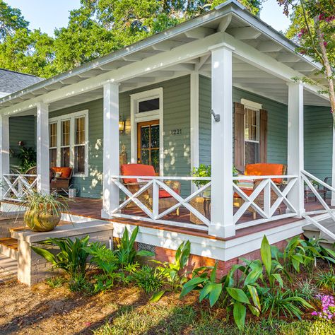 Front Porch Design Ideas, Remodels & Photos | Houzz Front Porch Design Ideas, Farmhouse Front Porch Decor, Veranda Design, Front Porch Railings, Traditional Porch, Porch Design Ideas, Building A Porch, Front Porch Design, Casa Country