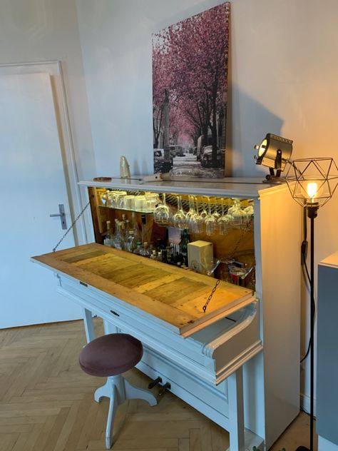 Old Piano Bar Diy, Piano Furniture Repurposed, Piano Bar Repurposed Diy, Piano Diy Projects, Repurposed Piano Ideas, Piano Upcycle Creative Ideas, Piano Bar Repurposed, Piano Makeover Ideas, Piano Repurpose Upcycling