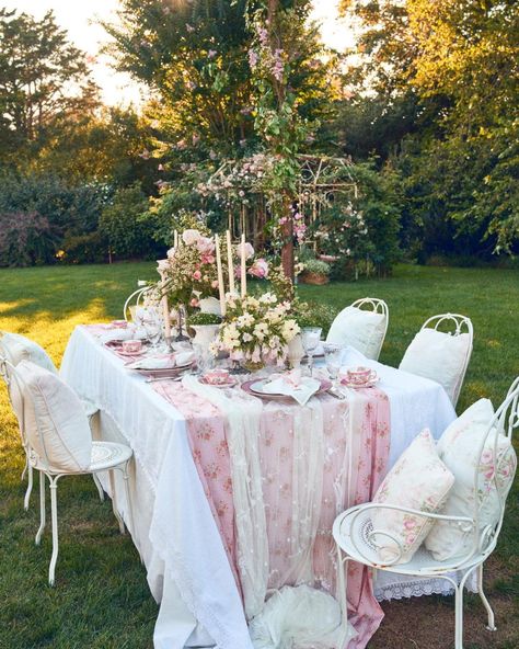 LoveShackFancy 🎀 (@loveshackfancy) • Instagram photos and videos Shabby Chic Garden Party, Dinner In The Garden, Fancy Baby Shower, Setting Table, Fairy Garden Birthday Party, Bridal Shower Inspo, Fairy Tea Parties, Lunch Set, Girly Party