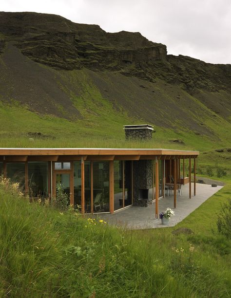 Case Sotterranee, Casa Hobbit, Earth Sheltered Homes, Grass Roof, Glass Houses, Earthship Home, Yard House, Earth Sheltered, Hillside House