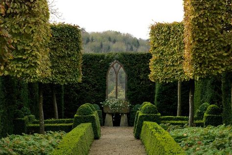 From country cottage gardens to grand estates, be inspired by these quintessentially English garden designs Traditional Garden Design, English Garden Design, Garden Hedges, Manor Garden, Topiary Garden, Garden Mirrors, Longwood Gardens, Walled Garden, English Country Gardens