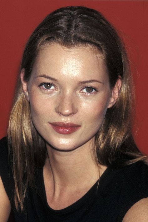 20 Times Kate Moss Started A Beauty Trend #refinery29 https://www.refinery29.com/en-us/2016/01/101245/kate-moss-birthday-beauty-looks#slide-4 Kate Moss Hair, Supermodel Body, Kate Moss 90s, Queen Kate, Carolyn Murphy, 90s Model, 90s Supermodels, Smink Inspiration, 90s Models