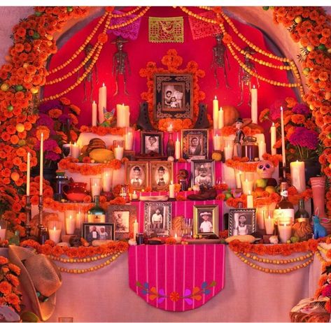 Coco 2017, Dia De Los Muertos Party Ideas, Dia De Los Muertos Decorations Ideas, Mexico Day Of The Dead, Mexican Artwork, Altar Art, Mini Altar, Have Courage And Be Kind, Disney Phone Wallpaper