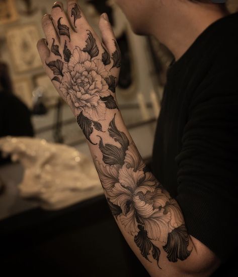 Ornament Tattoo, Simple Hand Tattoos, See Tattoo, Tato Henna, Hand And Finger Tattoos, Pretty Hand Tattoos, Back Tattoos For Guys, Botanical Tattoo, Hand Tattoos For Guys