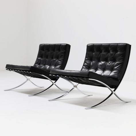 Listed on VNTG.com: Pair of Barcelona lounge chairs by Ludwig Mies van der Rohe for Knoll, 1970s | #vntg #vintage Barcelona Daybed, Iconic Chairs, Ludwig Mies Van Der Rohe, Van Der Rohe, Mies Van Der Rohe, Barcelona Chair, Lounge Chairs, Set Vintage, Sofa Chair