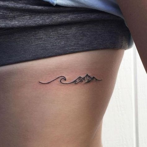 Berg Tattoo, Handwriting Tattoos, Mountain Tattoo Simple, Mountain Tattoo Design, Tattoo Diy, Sister Tattoo, Wave Tattoo, Shape Tattoo, Summer Tattoo