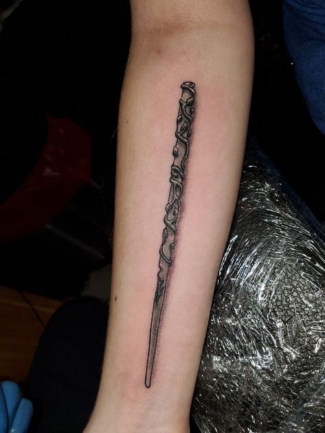 Hermiones Wand Tattoo, Hp Wand Tattoo, Hermione Granger Wand Tattoo, Hermione Wand Tattoo, Fantastic Beasts Tattoo Ideas, Snape Wand Tattoo, Harry Potter Wand Tattoos, Wand Tattoo Ideas, Wand Tattoo Harry Potter