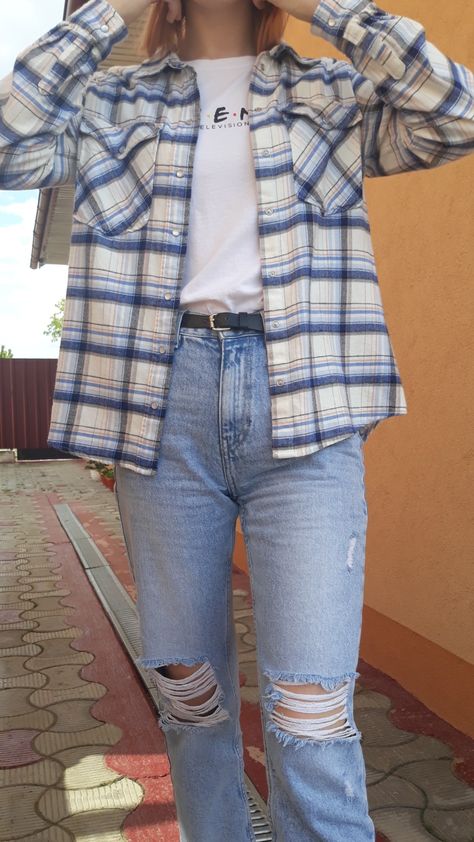 Blue Flannel Shirt Outfit, Blue Check Shirt Outfit Women, Blue And White Flannel Outfit, Light Blue Flannel Outfit, Ripped Denim Jeans Outfits, Blue Flannel Outfit Women, Blue Flannel Outfits, Check Shirt Outfit Women, Flannel Outfit Women