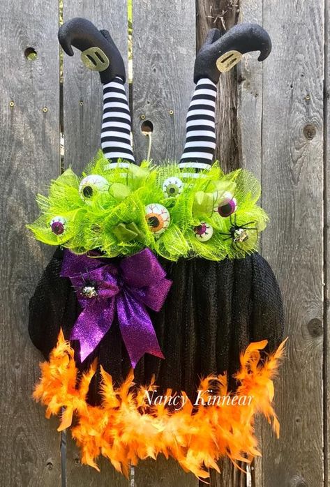 Witches Pot, Moldes Halloween, Halloween Mesh Wreaths, Halloween Deco Mesh, Diy Halloween Wreath, Adornos Halloween, Halloween Crafts Decorations, Halloween Wreaths, Fall Halloween Crafts