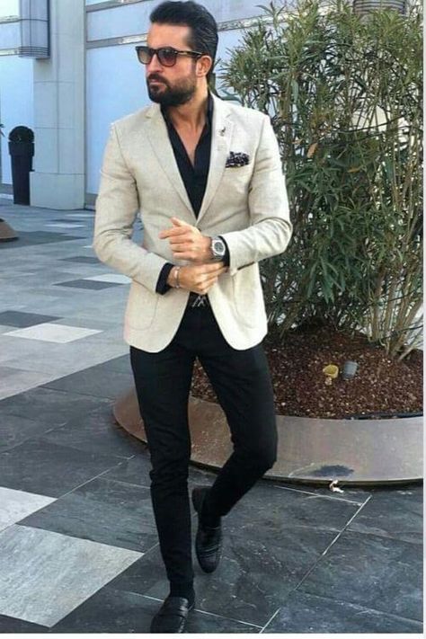 🔥 COMO VESTIR PARA UNA BODA, HOMBRE, MUJER 【 2021 】 Blazer Outfits Men, A Man In A Suit, Man In A Suit, Mens Fashion Blazer, Dress Suits For Men, Designer Suits For Men, Mens Fashion Smart, Italy Summer, Fashion Suits For Men