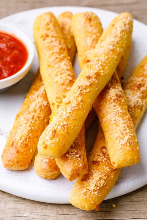 Chewy Keto Garlic Breadsticks - Addictive, Healthy and Low Carb - Keto Pots Keto Garlic Breadsticks, Keto Breadsticks, Breadsticks Easy, Cauliflower Breadsticks, Best Low Carb Snacks, Carb Sides, Keto Sides, Keto Appetizers, Bread Sticks Recipe