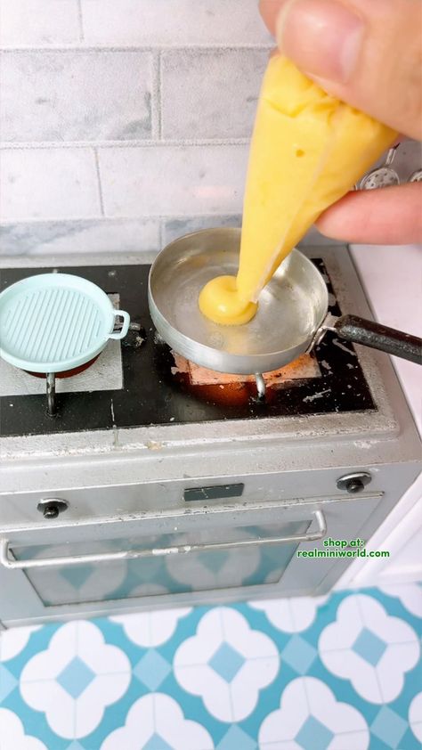 Miniature Kitchen Ideas, Tiny Kitchen Videos, Miniature Stove, Kitchen Tiny, Mini Cooking, Miniature Cooking, Miniature Food Tutorials, Disney Acrylic Nails, Tiny Cooking