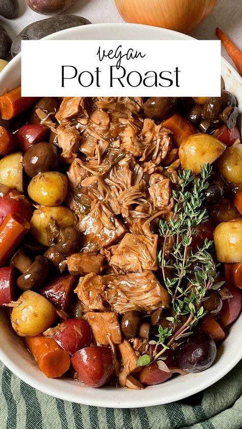 A casserole dish with jackfruit pot roast. Vegan Pot Roast, Oven Pot Roast, Vegetarian Roast, Autumn Recipes Vegetarian, Vegan Beef, My Keto, Veggie Stock, Veggie Delight, Veg Recipes