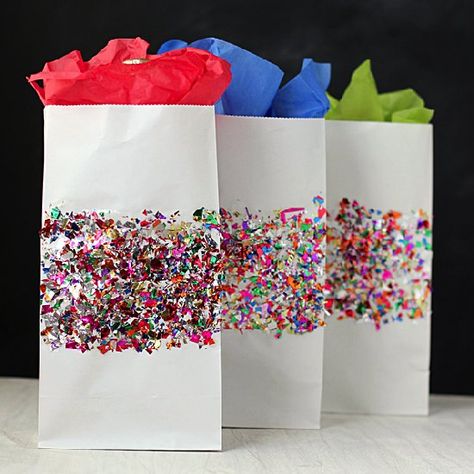 Decorate plain white gift bags using Mod Podge and chunky confetti. Diy Gift Bags, Graduation Gift Bags, Craft Paper Wrapping, Gift Wrap Ideas, Confetti Bags, Diy Confetti, Gift Bags Diy, Glitter Bag, How To Make Banners