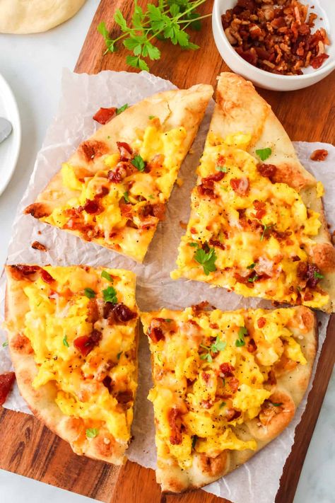 Naan Breakfast Pizza, Naan Breakfast, Naan Bread Pizza, Pain Naan, Kid Friendly Breakfasts, Breakfast Pizza Recipe, Healthy Pizza Recipes, Naan Pizza, Breakfast Meat