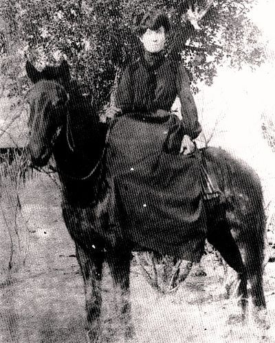 The Rifle Queen    Annie Oakley , born 1860, incredible marksman and female superstar  in a male dominated profession.  Annie demonstrates h... Bandit Queen, Old West Outlaws, Belle Starr, Famous Outlaws, History Icon, Oklahoma History, Wilde Westen, American West, Vintage Pictures