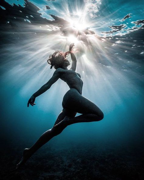 Under Water Poses, Water Woman Art, Underwater Photography Women, Person Reaching Out Drawing Reference, Siren Magic, Body In Water, Underwater Ballet, Underwater People, Women Underwater