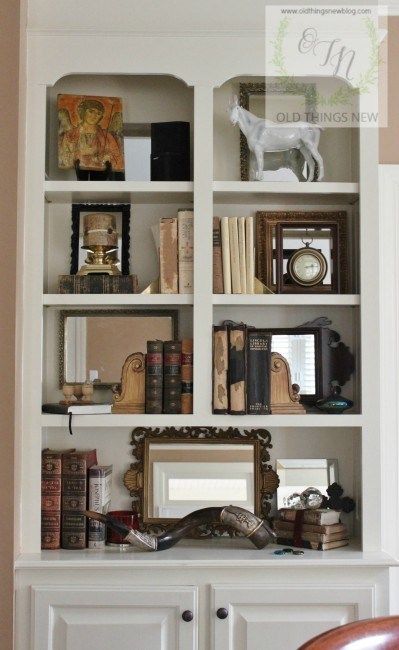 Organizing Bookshelves, Bookshelves Decorating, Beautiful Bookcases, Bookcase Decorating, Drawers Decor, Bookcase Ideas, Styling Bookshelves, Shelf Arrangement, Antique Bed