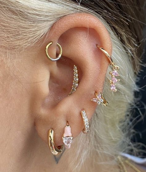 conch helix forward helix Pretty Piercings, Helix Ring, Piercing Inspo, Forward Helix Piercing, Helix Hoop, Forward Helix, Conch Piercing, Helix Piercing, Ear Piercing