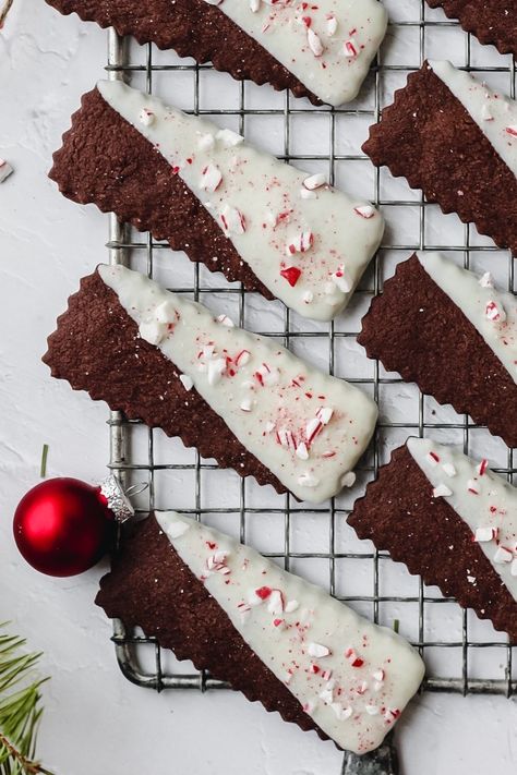 These chocolate peppermint shortbread cookies are dipped in white chocolate and sprinkled with crushed peppermint! The perfect Christmas cookie! Peppermint Shortbread Cookies, Peppermint Shortbread, Christmas Cookies To Make, Xmas Cookies Recipes, Easy Christmas Cookies, Shortbread Cookies Recipe, Cookies To Make, Christmas Cookie Box, Chocolate Shortbread Cookies