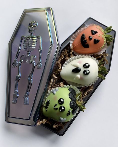 Spooky Arrangements, Food Sale Ideas, Halloween Chocolate Covered Strawberries, Strawberry Halloween, Coffin Treats, Halloween Themed Desserts, Business Manifestation, Treat Maker, Postres Halloween