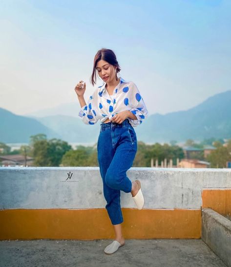 Riza Afreen, Arishfa Khan, Sisters Photoshoot Poses, Handsome Celebrities, Bff Photoshoot Poses, Stylish Photo Pose, Standing Poses, Fashion Photography Poses, Photo Pose Style