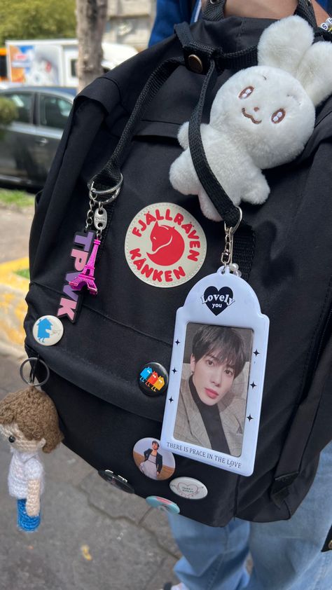 K Pop Backpack, Bag School Aesthetic, Kpop Backpack, Kpop Bag, Mochila Kpop, Mochila Jansport, School Bag Essentials, Inside My Bag, Backpack Decoration