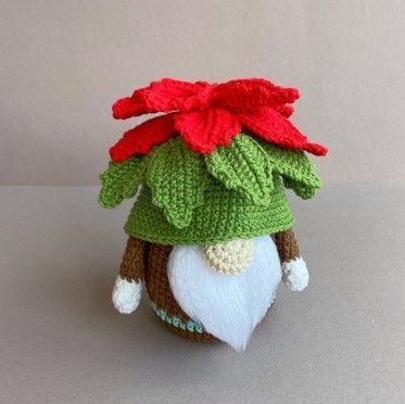 Amigurumi Christmas Gnome Free Crochet Pattern - Amıgurum.com Christmas Star Flower, Crochet Gnomes Pattern Free, Crochet Gnomes, Flower Gnome, Christmas Crochet Patterns Free, Stitch Witchery, Crochet Xmas, Gnome Christmas, Crochet Amigurumi Free Patterns