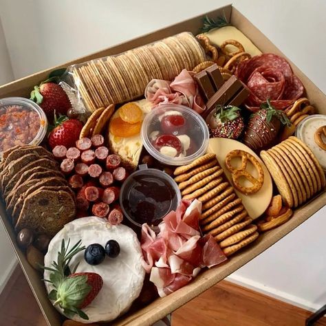 Grazing Platter Box Ideas, Grazing Platter Ideas Savoury, Large Charcuterie Box Ideas, Small Graze Board, Savoury Grazing Board, Small Graze Table, Grazing Boxes Ideas, Small Grazing Platter, Dessert Grazing Platter