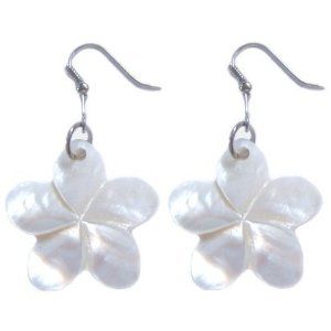 White shell plumeria earrings. Mine are straight from Hawaii! <3 White Plumeria, Hawaiian Heirloom Jewelry, Hawaiian Plumeria, Hawaii Jewelry, Sea Jewelry, Hook Necklace, Hawaiian Jewelry, Wood Bead Necklace, Jewelry White