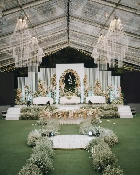 Starting from weddings with minimalist, warm, to futuristic concepts, here are some modern wedding decorations that you can use as inspiration for your wedding Dekorasi Wedding Outdoor, Modern Wedding Stage Design, Modern Minimalist Wedding Decor, Minimalist Decor Wedding, Pernikahan Outdoor, Pelaminan Modern, Minimalist Wedding Reception, Dekorasi Wedding, Indoor Wedding Decorations