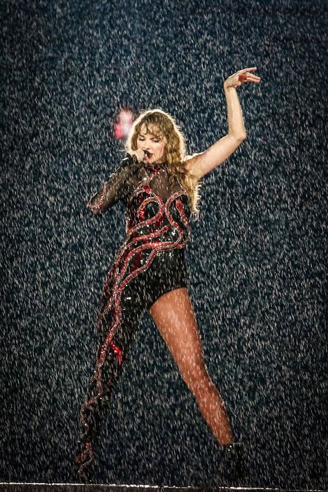 Taylor Swfit, Tied Dress, Taylor Swift Web, Swift Tour, Taylor Swift Cute, Taylor Swift Eras Tour, Swift Photo, Taylor Swift Eras, Taylor Swift Funny